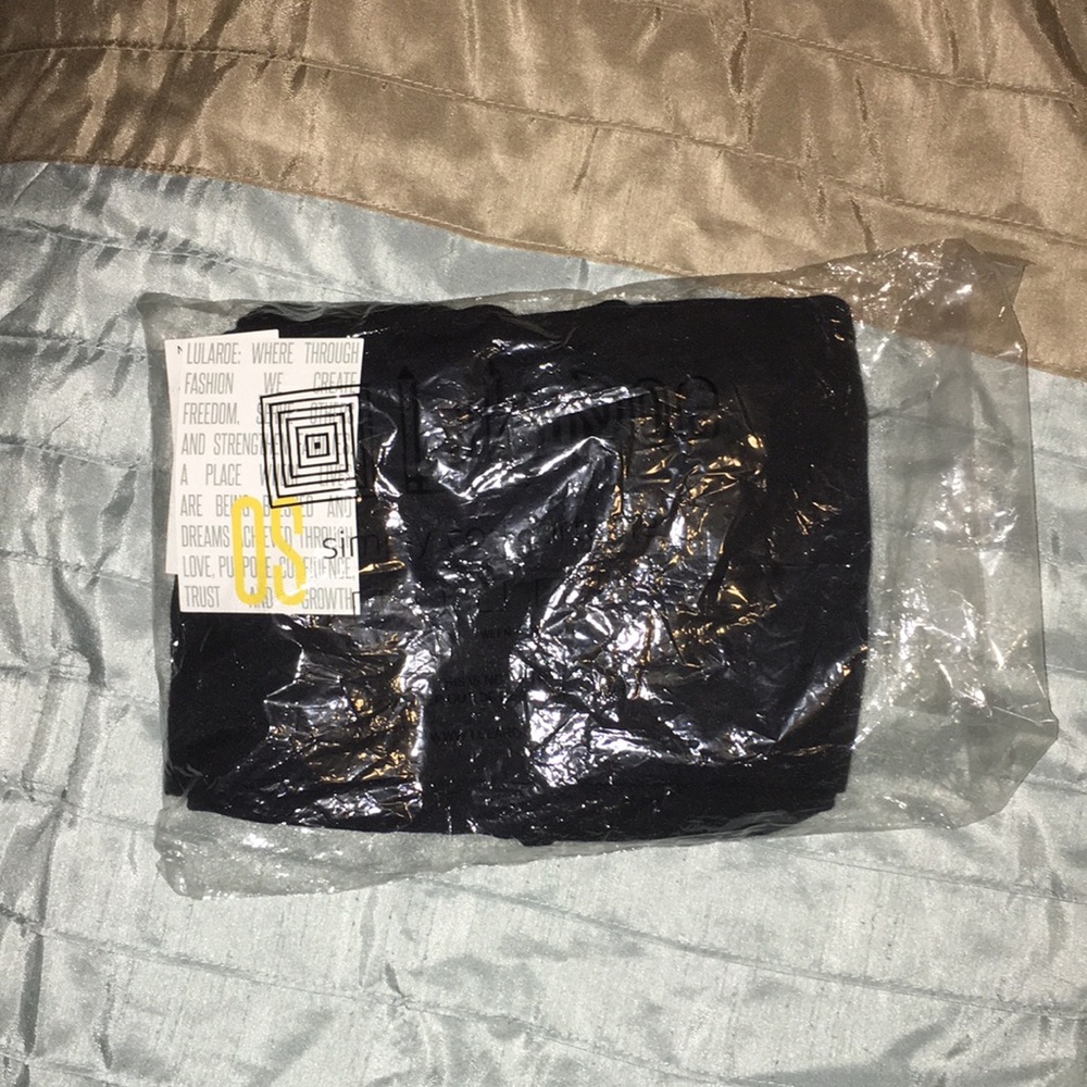 Never worn Lula Roe black leggings!